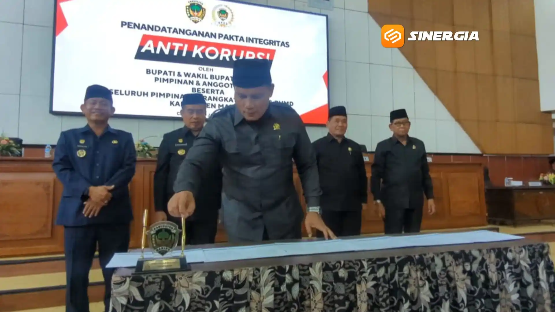Dugaan Terkait OTT KPK, Anggota DPRD Ali Masngudi Berlari Dikejar Awak Media