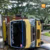 Diduga Kelebihan Muatan, Truk Mengangkut 10 Ton Merang Padi Terguling