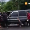 Panik Ada Tikus di Mobil, Kijang Hantam Median Jalan di Kota Madiun