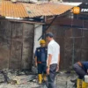 Tim Labfor Polda Jatim Olah TKP Kios Pasar Burung Srijaya yang Terbakar