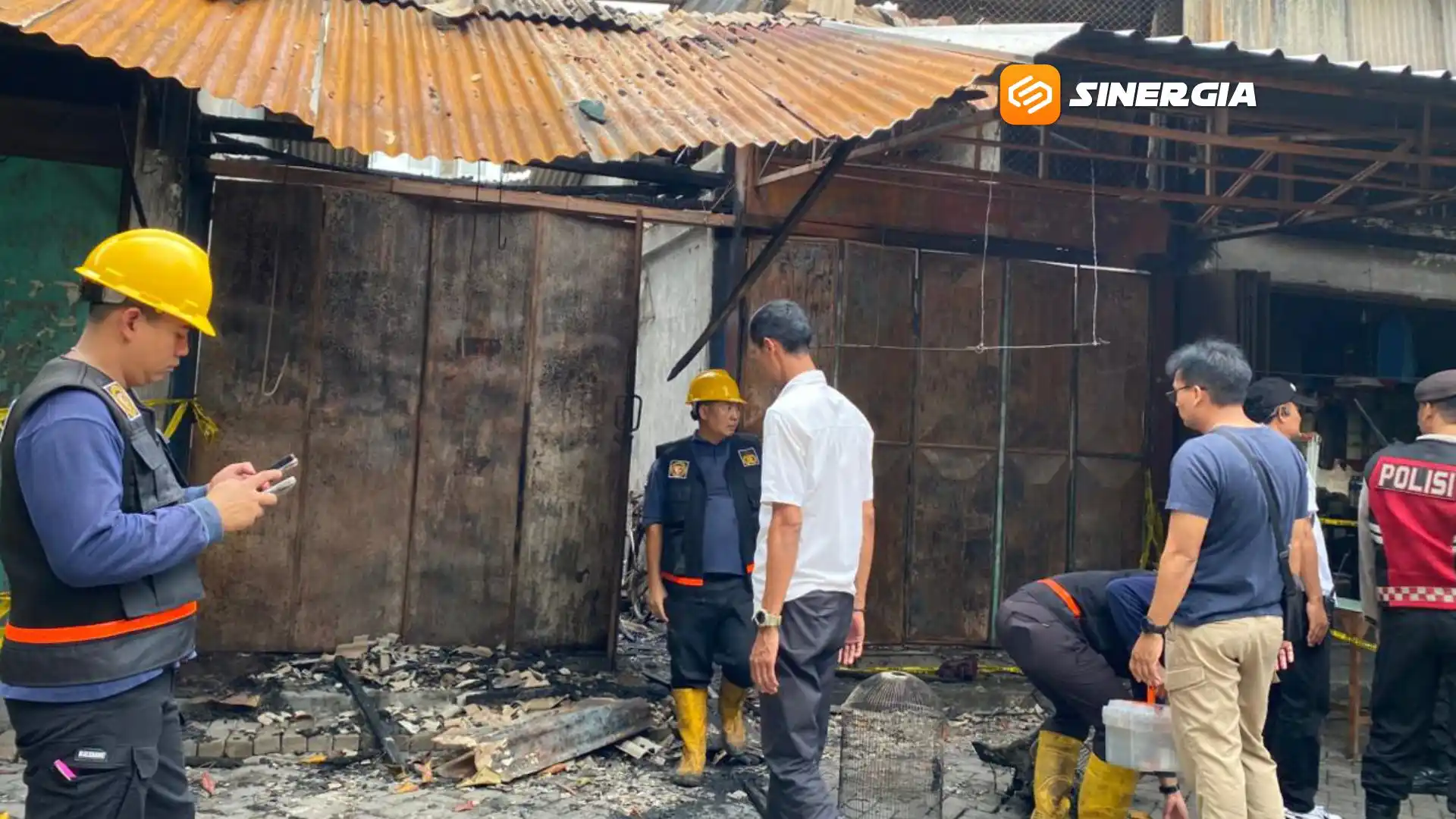 Tim Labfor Polda Jatim Olah TKP Kios Pasar Burung Srijaya yang Terbakar