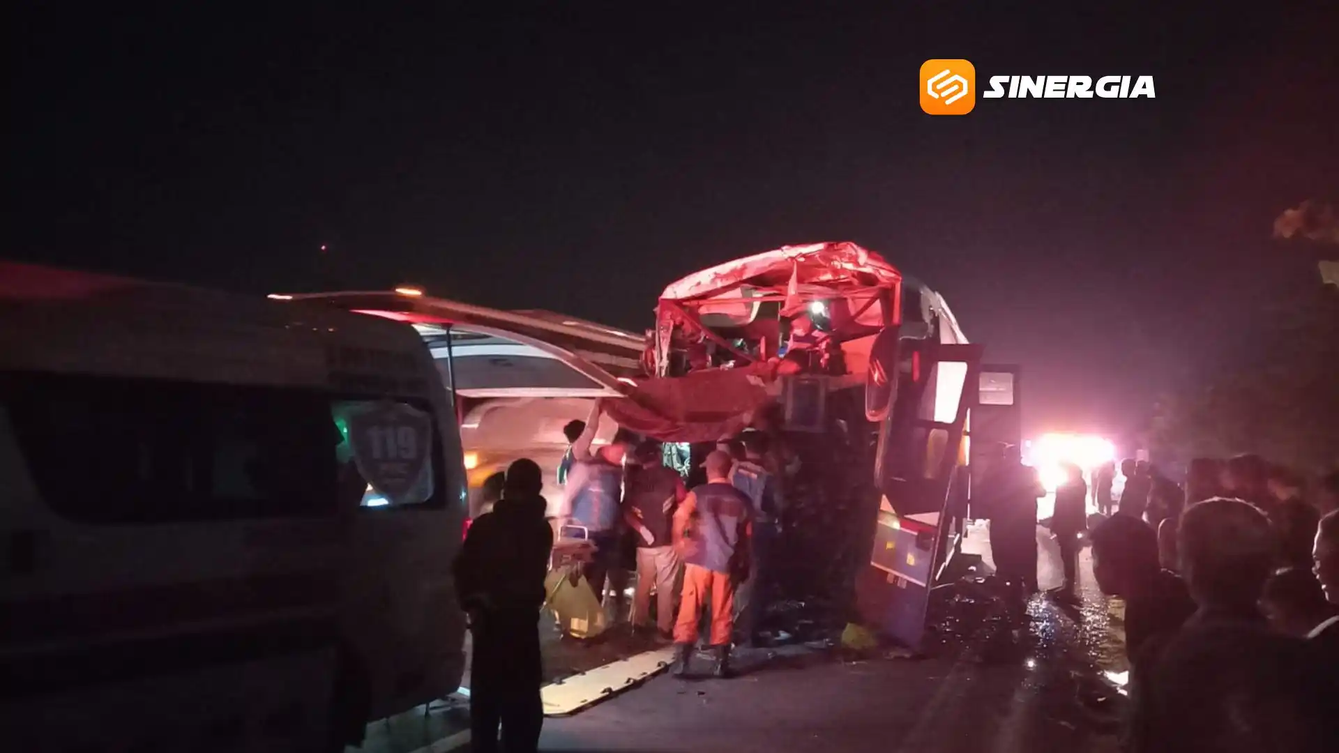 Bus Mila Hantam Truk Tronton di Tol Magetan, Sopir Terjepit dan 23 Penumpang Luka