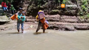 Ironi di Ponorogo! Tak Ada Jembatan, Siswa Sidoharjo Digendong Seberangi Sungai Demi Sekolah