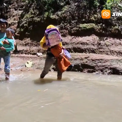 Ironi di Ponorogo! Tak Ada Jembatan, Siswa Sidoharjo Digendong Seberangi Sungai Demi Sekolah