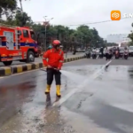 Tumpahan Semen Cor Ganggu Lalu Lintas, Damkar Madiun Lakukan Pembersihan