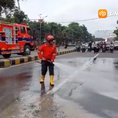Tumpahan Semen Cor Ganggu Lalu Lintas, Damkar Madiun Lakukan Pembersihan