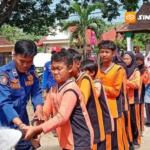 Bangun Kesadaran Bencana Sejak Dini, Siswa SDN Purworejo 03 Ikuti Simulasi Damkar