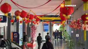 Stasiun Madiun Mendadak Merah Merona, Ada Kuda Api Raksasa Sambut Penumpang!