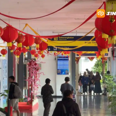 Stasiun Madiun Mendadak Merah Merona, Ada Kuda Api Raksasa Sambut Penumpang!