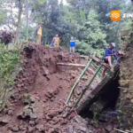 Jembatan Penghubung Dua Desa di Ngawi Ambruk Diterjang Banjir, Ratusan Warga Terdampak