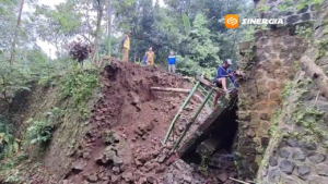 Jembatan Penghubung Dua Desa di Ngawi Ambruk Diterjang Banjir, Ratusan Warga Terdampak