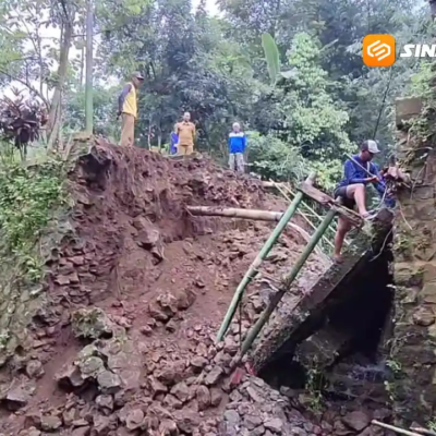 Jembatan Penghubung Dua Desa di Ngawi Ambruk Diterjang Banjir, Ratusan Warga Terdampak