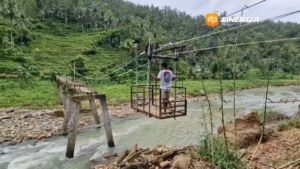 Jembatan Ponorogo–Trenggalek Putus, Warga Bertaruh Nyawa di Atas Kereta Gantung Darurat
