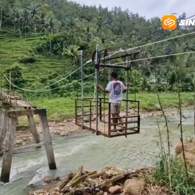 Jembatan Ponorogo–Trenggalek Putus, Warga Bertaruh Nyawa di Atas Kereta Gantung Darurat