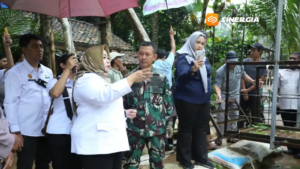 Warga Ngrayun Seberangi Sungai Naik Gondola, Pemkab Usulkan Pembangunan Jembatan Permanen