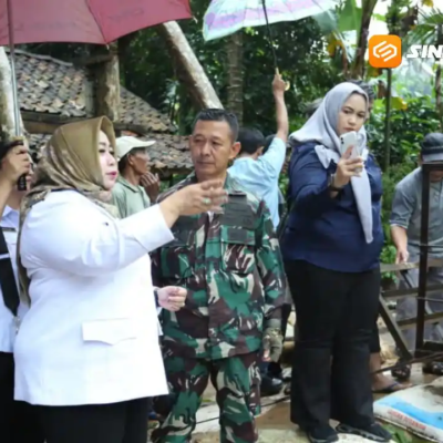 Warga Ngrayun Seberangi Sungai Naik Gondola, Pemkab Usulkan Pembangunan Jembatan Permanen