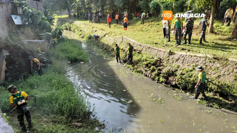 Pemkot Madiun dan TNI-Polri Gelar Kurve Bersihkan Sungai dan Pangkas Pohon Rawan Roboh