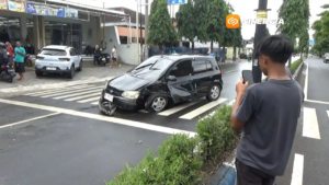 Tabrak Lari, Mobil Hyundai Ditabrak Belakang, Ringsek Usai Hantam Pohon