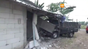 Pick up Bermuatan Lele Serempet Truk dan Hantam Warung di Ngawi, Empat Orang Terluka