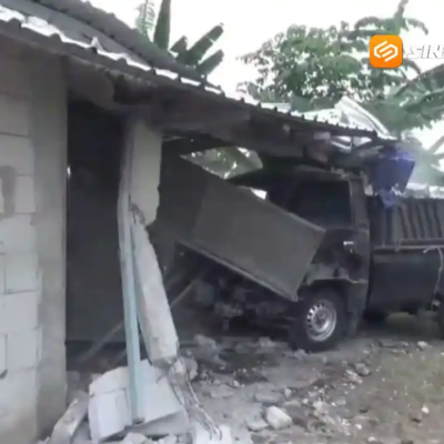 Pick up Bermuatan Lele Serempet Truk dan Hantam Warung di Ngawi, Empat Orang Terluka