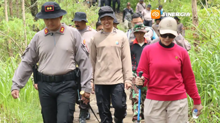 Polres Magetan Gelar Aksi Bersih Jalur Pendakian Gunung Lawu Dukung Gerakan Indonesia ASRI