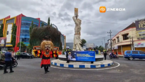 Polisi Gelar Operasi Keselamatan dengan Kesenian Reog di Tengah Jalan