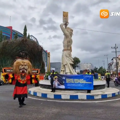Polisi Gelar Operasi Keselamatan dengan Kesenian Reog di Tengah Jalan
