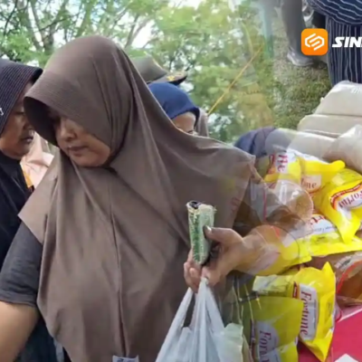Jelang Ramadan, Warga Serbu Pasar Sembako Murah di Magetan