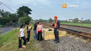 Awas! Ngabuburit di Sekitar Rel Bisa Picu Kecelakaan dan Jerat Hukum