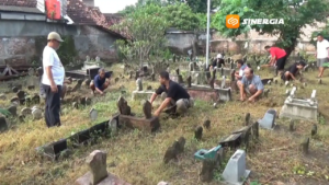 Ratusan Warga Ponorogo Bersihkan Makam Jelang Ramadhan