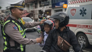 Ops Keselamatan Semeru 2026, Satlantas Polres Ponorogo Bagi Cokelat dan Helm Gratis bagi Pengendara