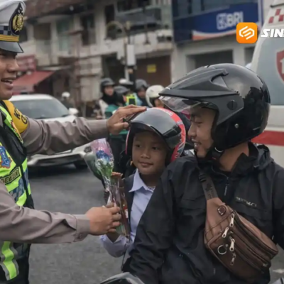 Ops Keselamatan Semeru 2026, Satlantas Polres Ponorogo Bagi Cokelat dan Helm Gratis bagi Pengendara