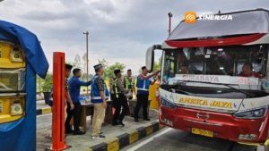 Jasa Marga–PJR Bagikan Takjil Sambil Kampanye Keselamatan di Tol Madiun