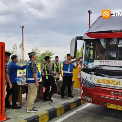 Jasa Marga–PJR Bagikan Takjil Sambil Kampanye Keselamatan di Tol Madiun