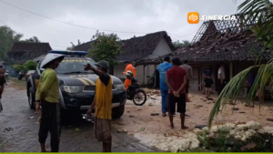 Pusaran Angin Terekam Warga Sebelum Puting Beliung Menerjang, Puluhan Rumah Rusak