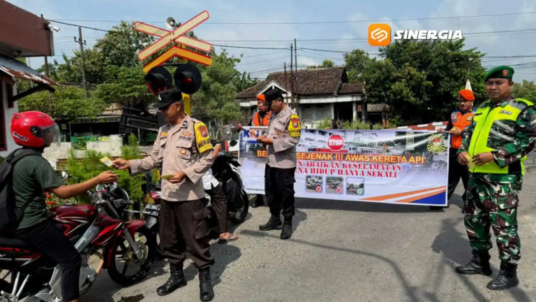 Antisipasi Kecelakaan, KAI Daop 7 Madiun Sosialisasi Keselamatan di Perlintasan Ngawi