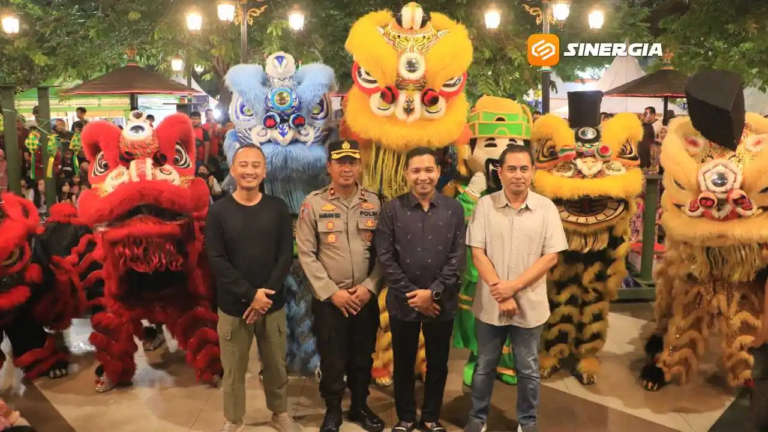 Ribuan Wisatawan Padati PSC Kota Madiun, Terhibur Barongsai Berpeci Sapa Pemudik