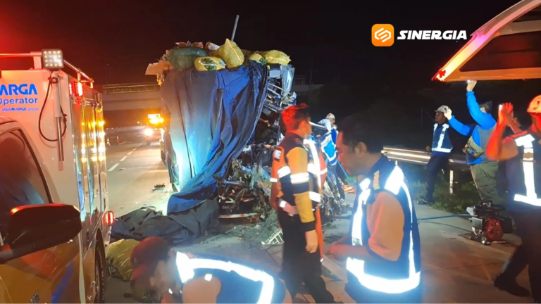 Kernet Truk Sayur Tewas Usai Tabrak Truk Tronton Muatan Gula di Tol Ngawi