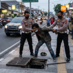 Kejar-kejaran Dini Hari! Pencuri Besi Trotoar di Magetan Dibekuk Polisi Usai Kabur hingga Madiun