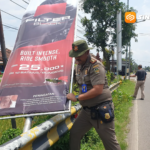 Satpol PP Ngamuk, Reklame Bodong Jalur Puspem Hingga Balerejo Madiun Dipreteli