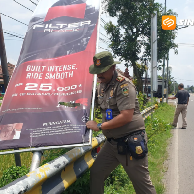 Satpol PP Ngamuk, Reklame Bodong Jalur Puspem Hingga Balerejo Madiun Dipreteli