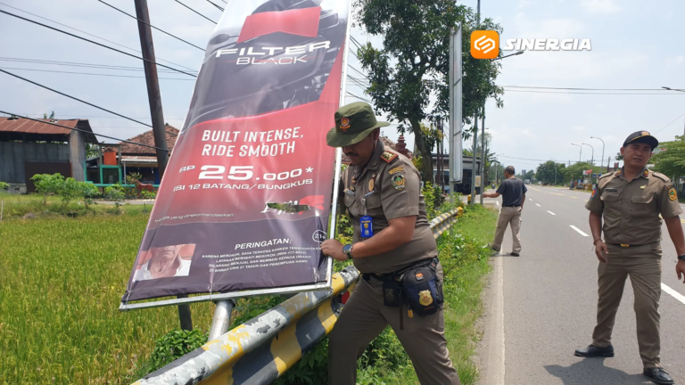 Satpol PP Ngamuk, Reklame Bodong Jalur Puspem Hingga Balerejo Madiun Dipreteli