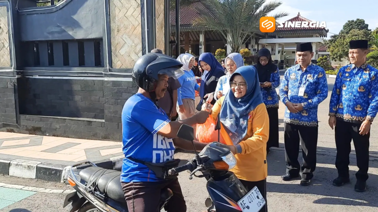 KORPRI Bagikan 978 Paket Beras untuk Ojek dan Pekerja Informal di Magetan