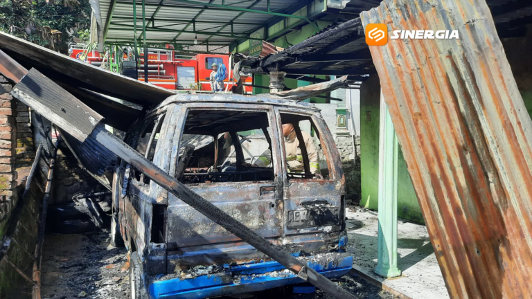 Mobil Daihatsu Zebra Terbakar di Teras Rumah Warga Magetan, Diduga Akibat Kebocoran Tangki BBM