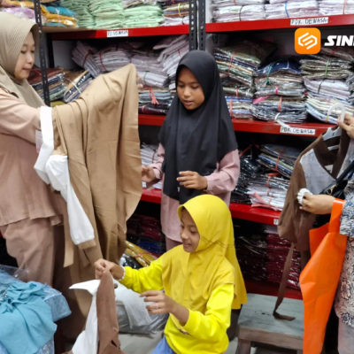 Senyum Ceria Anak Yatim Piatu Diajak Belanja Baju Lebaran di Pasar Legi Ponorogo