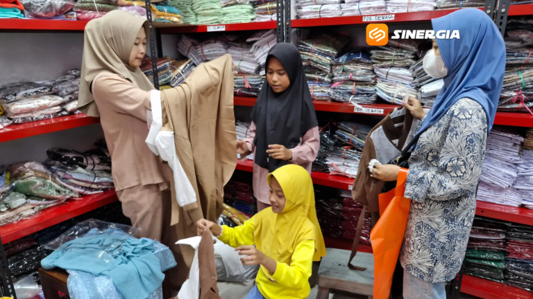 Senyum Ceria Anak Yatim Piatu Diajak Belanja Baju Lebaran di Pasar Legi Ponorogo