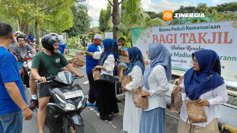Peduli Kemanusiaan, Bisma Madiun Berbagai Takjil di Momen Ramadan