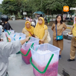 Sidak Takjil di Bantaran Madiun, Dinkes Jatim Uji 10 Sampel Makanan dan Temukan Penjualan Ciki Bull