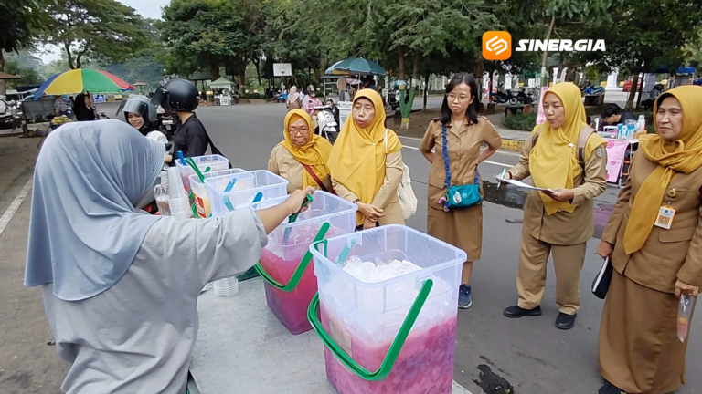 Sidak Takjil di Bantaran Madiun, Dinkes Jatim Uji 10 Sampel Makanan dan Temukan Penjualan Ciki Bull
