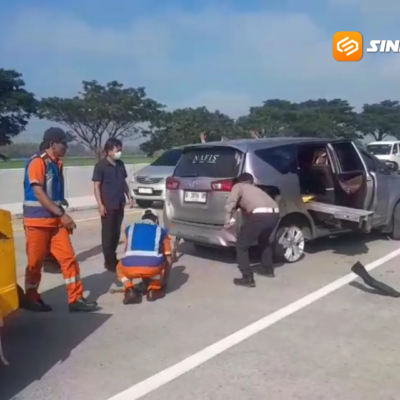 Diduga Mengantuk, Mobil Pemudik Tabrak Pembatas Tol di Ngawi, Satu Penumpang Meninggal